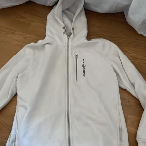 Sail racing hoodie - Jag säljer min sail racing hoodie för att jag inte använder den och har nästan aldrig gjort dem är i jätte bra skick nästan som ny