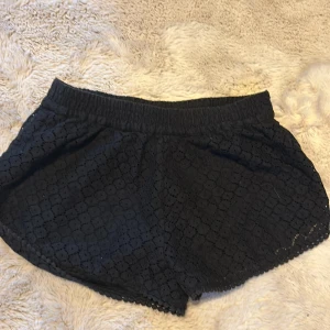 Svarta shorts - Ett par shorts i storlek M ( lite mindre i storleken i min åsikt) Från Vero Moda, använda 1 gång ungefär. Ingen skada eller något på dem. 