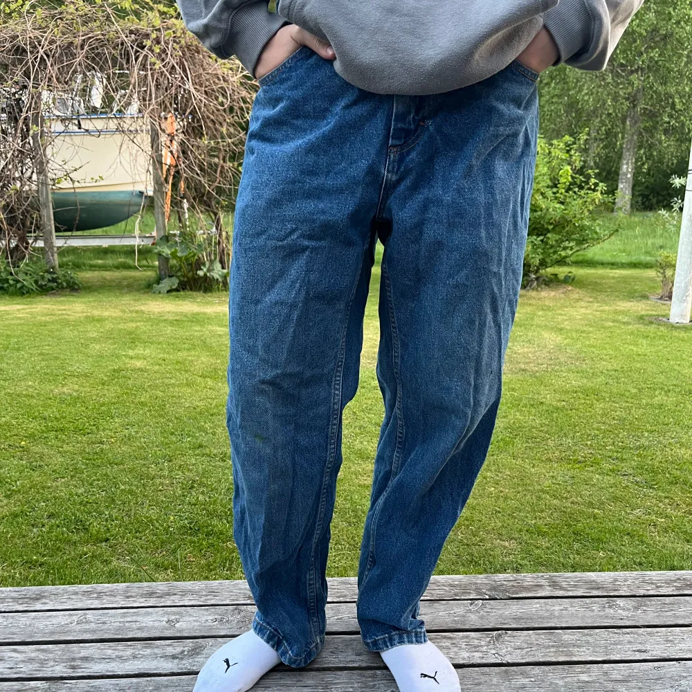 Polar Skate, 93 denim jeans från Junkyard i storlek 32x32. Använd ett fåtal gånger, det finns små trådar som har gått sönder (se de sista två bilderna), men syns knappt när byxorna är på. Köpte för 1300kr och säljer för 300kr (skriv för fler bilder)🤍. Jeans & Byxor.
