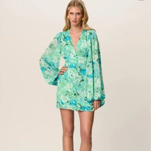 Adoore klänning  - Säljer då jag glömde skicka tillbaka den, där med har den aldrig använts och är i nytt skick💕