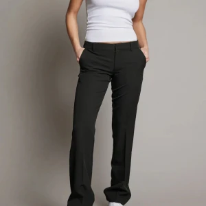 Kostymbyxor  - Säljer mina kostymbyxor lågmidjade ”Vera”, i mycket fint skick och säljer pga de inte kommer till användning längre. Kom privat för fler bilder