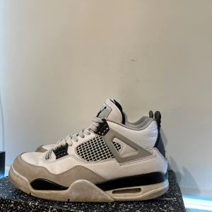 Jordan 4's Military Black - Säljer nu mina mycket snygga Jordan 4 Military Black. Använt mycket sparsamt,  haft skorna ungefär i ett halvår, box finns kvar. Kom privat för mer information och bilder! 😁