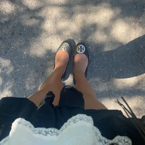 Tory burch ballerina skor - Bellerina skor. Box medföljer ej, äkta! Fint skick, slitna där fram men inget som syns bra alternativ till klackar på sommaren.🎀 Guld och äkta svart läder