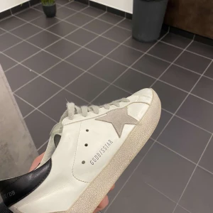 Golden goose - Säljer dessa riktigt stilrena golden goose i storlek 41 men sitter som 42! Box osv medföljer!