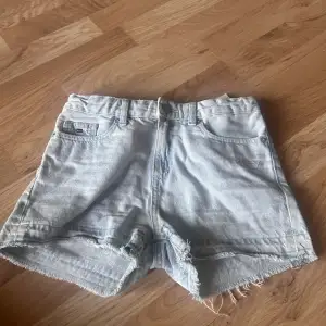 Här är ett par Tommy Hilfiger shorts köpte dem föra sommaren. Dem är i bra skick! Dem är i storlek 152. Säjer dem för 250 + frakt💗