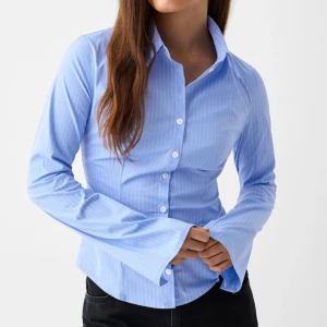 Slutsåld skjorta Bershka  - Blå skjorta med vita ränder från Bershka. Slutsåld överallt.  (Köpte två strl och behöll en därav säljer jag denna med prislappar på) 