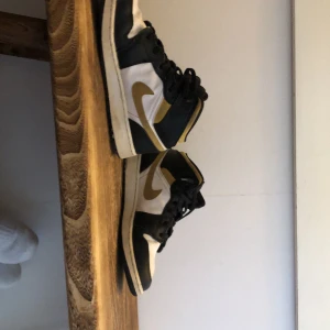 Air Jordan  1s mid pollen - 6/10 i skick ingen låda lite creased 