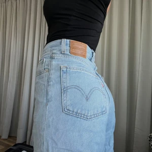 Levis jeans - Nyskick! Levi’s high loose W24 L31, jag är 159 cm lång.