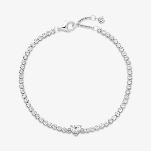 Armband från Pandora  - Säljer detta superfina armband från Pandora💗Det är köpt från Pandoras hemsida för 999 kr. Det saknas tyvärr en diamant men det går laga i en pandorabutik. Pris går att diskutera💗
