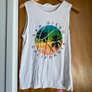 Linne - Jättefint skick, förutom några små rosa fläckar på ryggen (bild 5 & 6), syns knappt så inget man lägger märke till. Sstorlek 158/164, men kan nog även passa en Xs i herrstorlek.