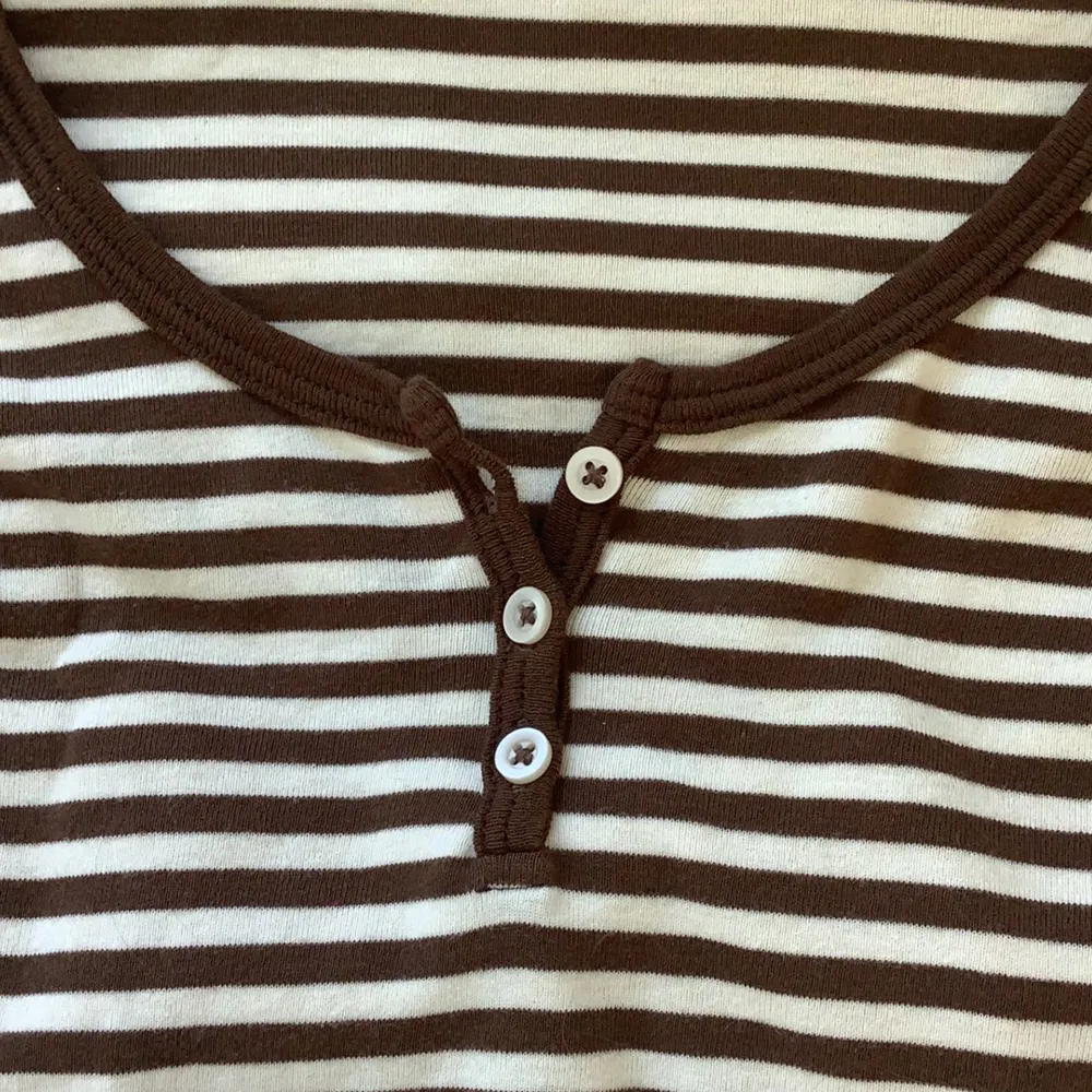 Säljer denna randiga långärmade tröja från brandy Melville i storlek one-size (XS-S)❤️‍🔥 Kom privat för frakten, och hela betalningen sker via swish!. Tröjor & Koftor.