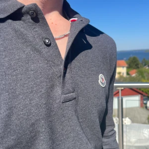 Långärmad moncler piké  - Säljer nu min moncler piké. Den har inga hål eller liknande. Nfc och qr funkar. Nypris ca 3000, mitt pris 999. Öppen för byten och tar varmt emot prisförslag. Den är storlek M men passar även S 