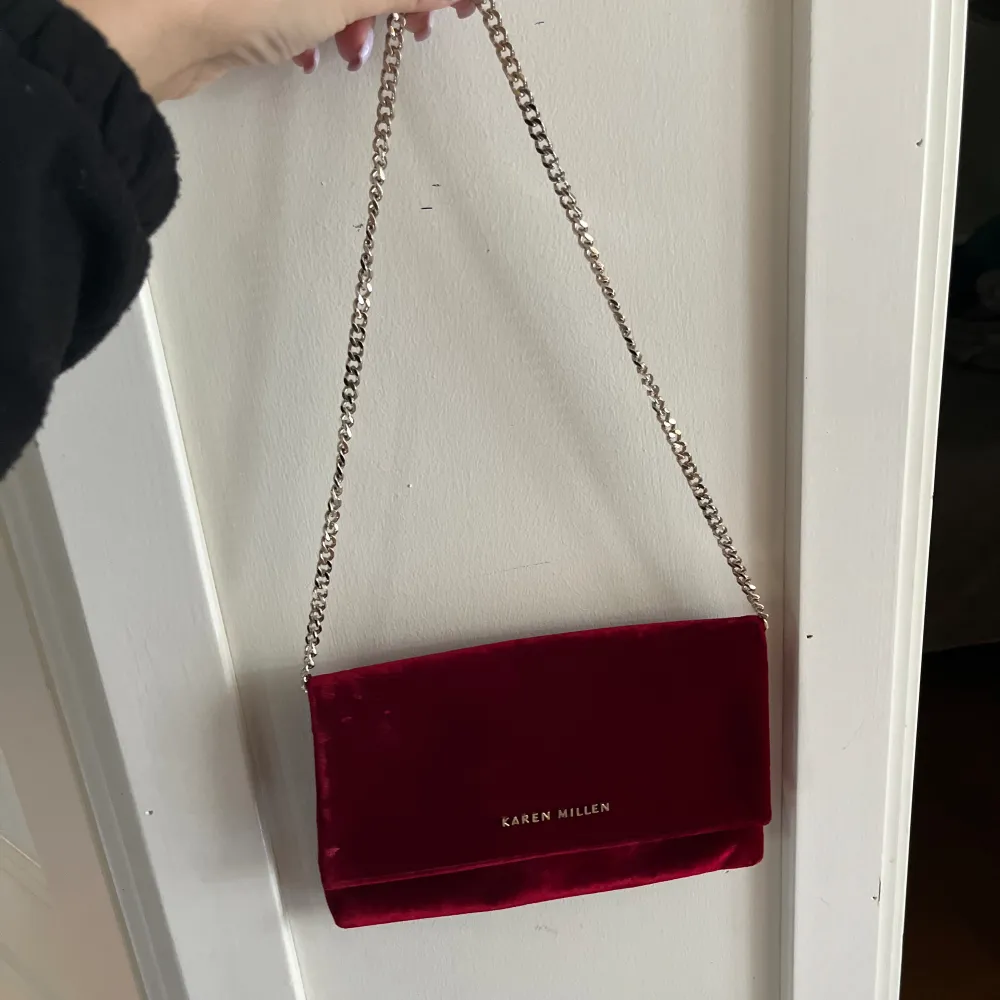Helt oanvänd Karen Millen handväska i burgundy röd. Går att förlänga och korta ner bandet beroende på hur du föredrar att använda den!. Väskor.