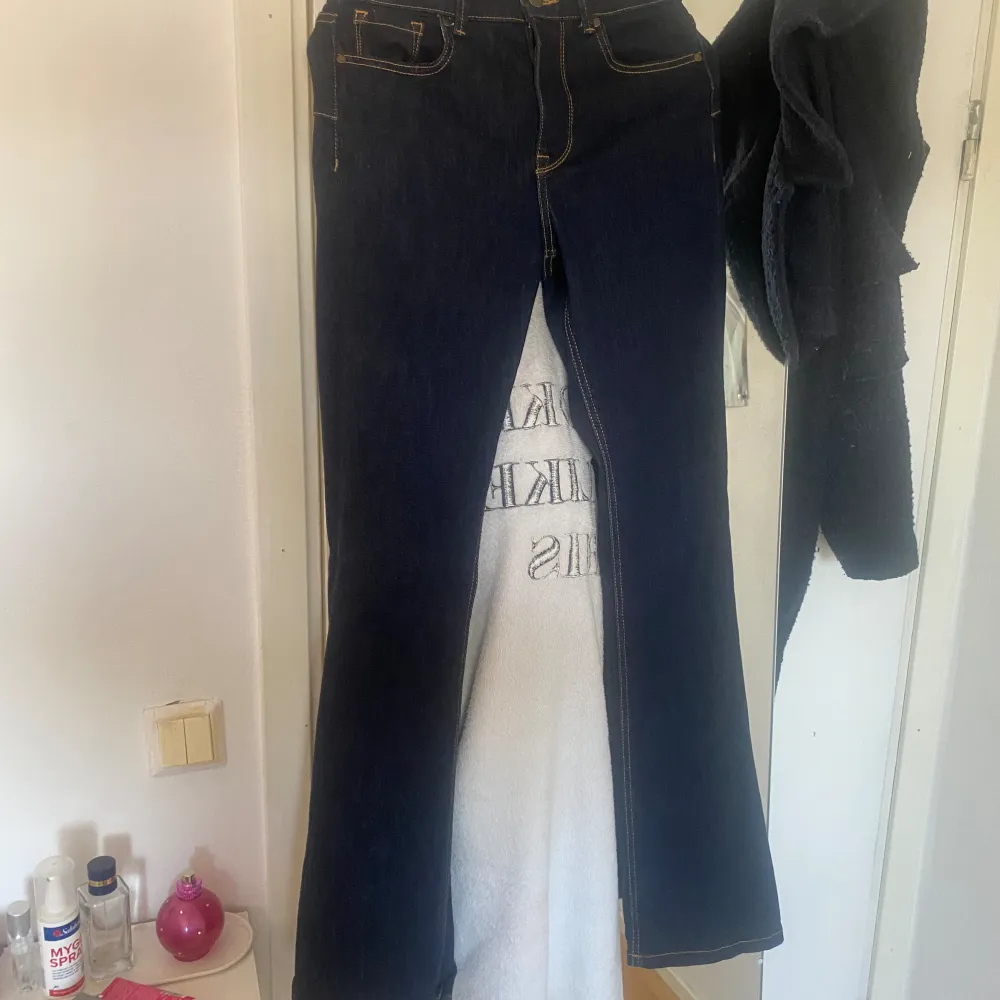 Jätte fina zara jeans i boot vit, aldrig använda. Tror inte det finns kvar på hemsidan, jätte fin marinblå färg. Säljer pga aldrig kommit till användning . Jeans & Byxor.