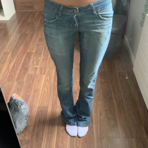 Lågmidjade jeans - Jätte fina lågmidjade jeans som jag säljer pågrund av att dom är lite för små i midjan💗 