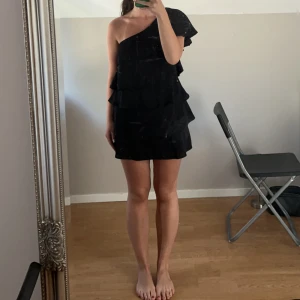 Volangklänning - Trendig volangklänning med one shoulder 💕 Passar XS-M