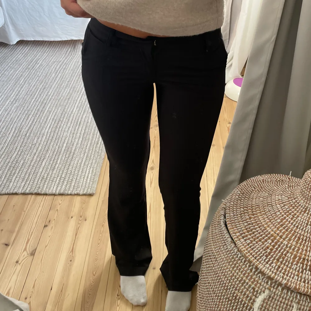 Säljer dessa as snygga lågmidjade kostymbyxorna som är helt oanvända💕 tall modell så är bra på mig som är 178. Säljer då de va lite för tajt på mig. Jeans & Byxor.