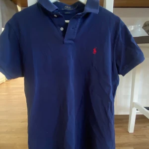 Polo Ralph Lauren Piké  - Blå Ralph Lauren piké i bra skick utan några defekter. Hör av er om frågor, mitt pris är 250kr