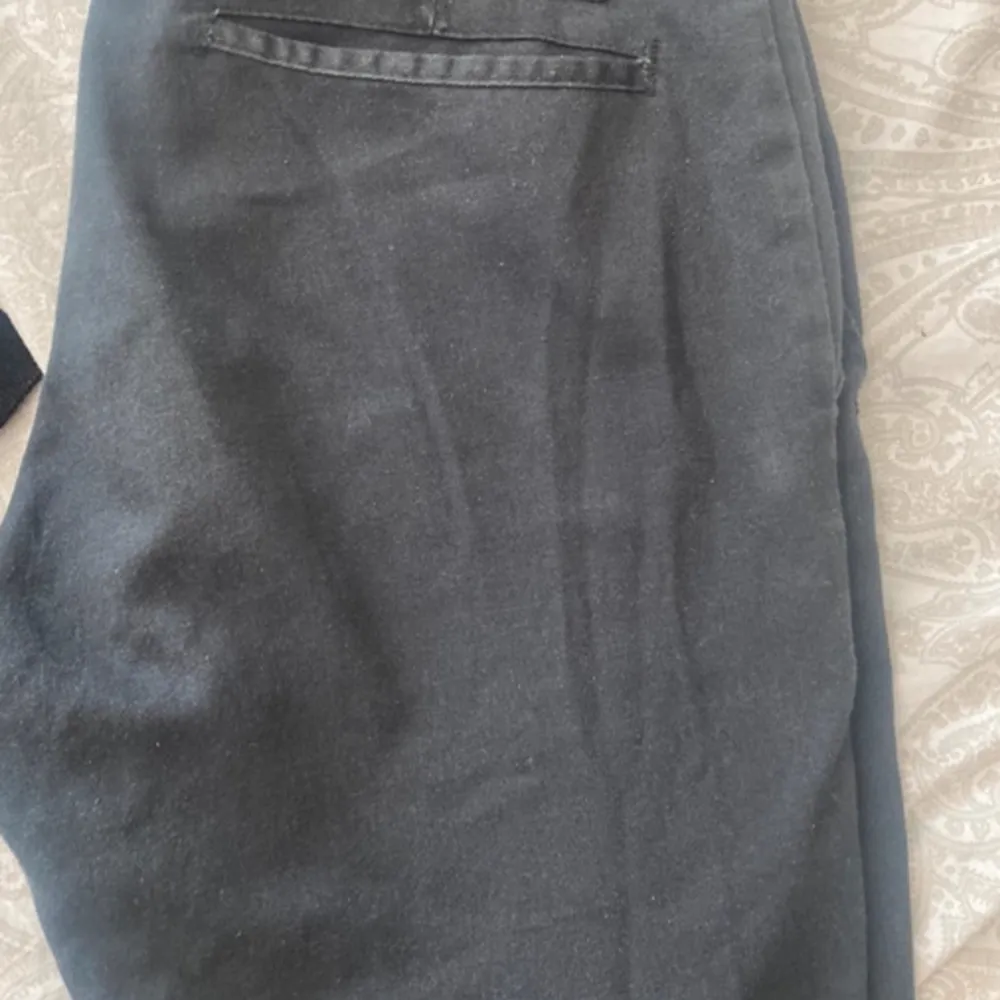 byxor som inte längre kommer till användning, lite urtvättande men fortfarande bra kvalitet i materialet. liknar chinos. från dickies strl 29x30, bra i längden på mig som är 158 🙌🏼. Jeans & Byxor.