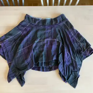 Lila-rutig asymmetrisk kjol som jag tyvärr inte använder