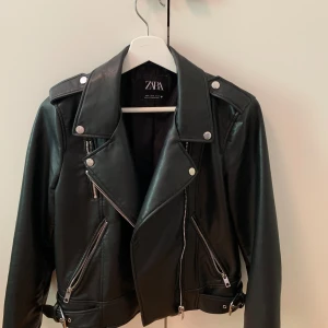Skinnjacka från Zara  - En super fin skinnjacka från zara! Storlek M men sitter som en S. Jättefint skick använde fåtal gånger, säljer för kommer inte till användning!priset kan diskuteras!