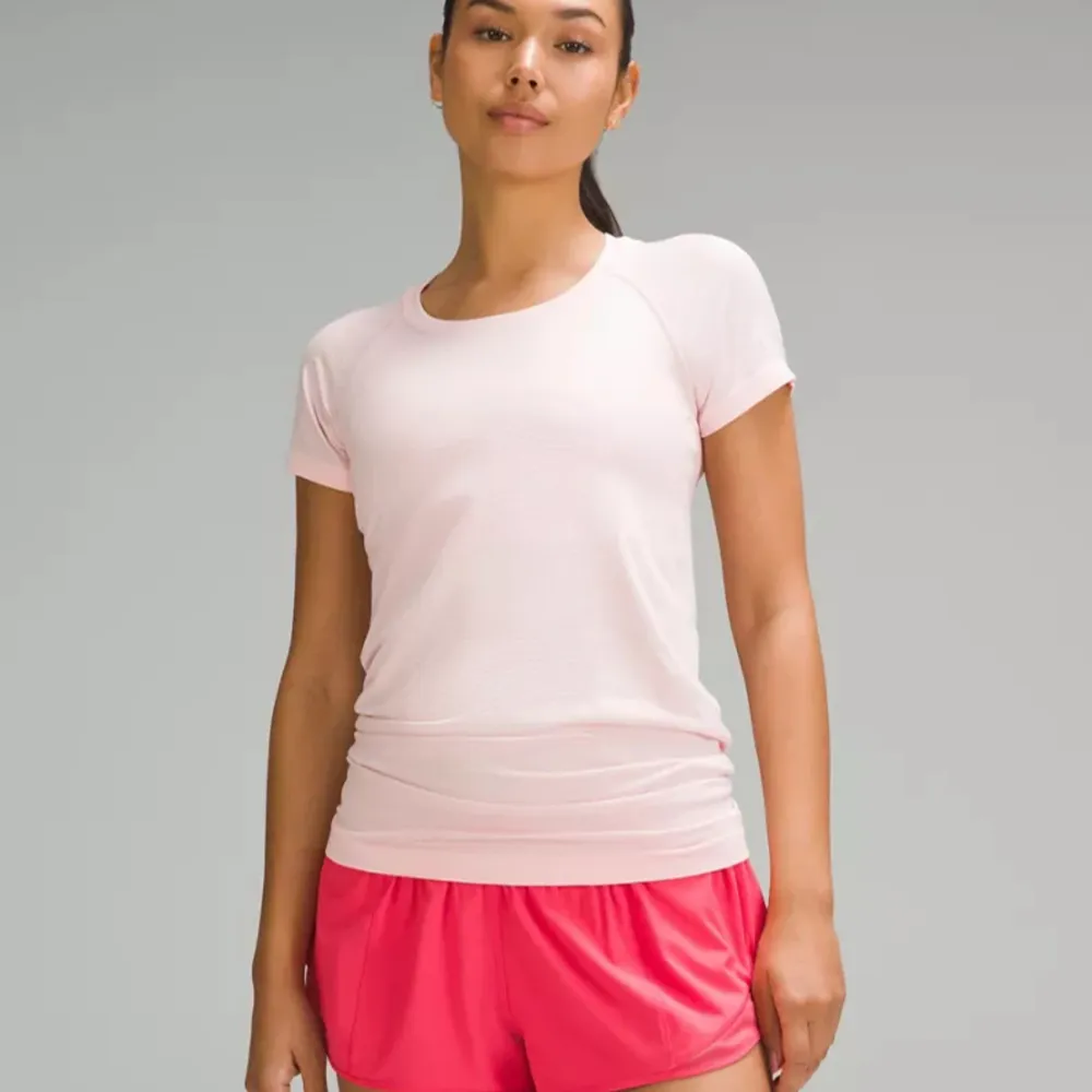 Swiftly Tech Short-Sleeve Shirt 2.0 i färgen Strawberry Milkshake. Jättefint skick, har aldrig använt, endast testat. Köpt för 780kr, mitt pris är 600. Säljer pga storleken. Storleken är 2, vilket motsvarar 34/XS.. T-shirts.