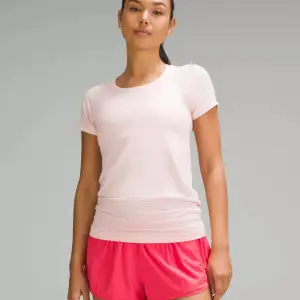 Swiftly Tech Short-Sleeve Shirt 2.0 i färgen Strawberry Milkshake. Jättefint skick, har aldrig använt, endast testat. Köpt för 780kr, mitt pris är 600. Säljer pga storleken. Storleken är 2, vilket motsvarar 34/XS.