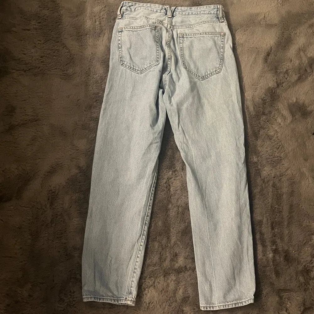 Ljusblå jeans i storlek S, i bra skick med någon liten fläck som går att få bort. 1,5 år gamla men sparsamt använda. Skick: 7/10. Pris kan förhandlas.. Jeans & Byxor.