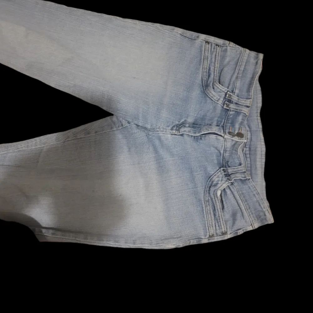 Ljusblåa jeans, knappast använda. De är bootcut. Alltså INTE skinny. Inget tecken på användning. Kom privat för fler frågor och bilder🥰🐊vet inte riktigt vad det är för storlek men kan ge midjemått om nån skulle vilja veta det🙏🏻🥰. Jeans & Byxor.
