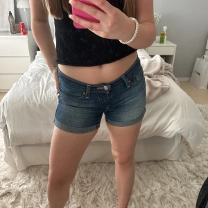 Lågmidjade Jeansshorts  - säljer dessa jeansshorts pågrund av att dem är försmå för mig 💙