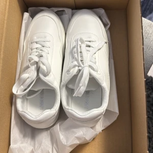 vita skor - Vita sneakers- london rebel wide fit Säljer nya aldrig använda skor. Eftersom jag glömde att lämna tillbaka varorna