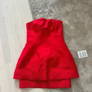 Superfin röd bandeau klänning från ASOS! Aldrig använd och har därför prislapp kvar! Strl XS! Nypris: 829kr