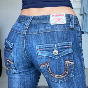 True religion jeans - midjemått: 36cm rakt över, innerbenslängd: 80cm 💗 
