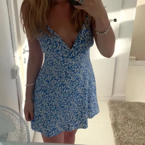 Zara klänning - Sjukt fin klänning från zara💙 köpt flr va två år sedan men bara använd fåtal gånger, den ör i strl L men den är ganska liten i storleken så passar S - M (lånad bild)💗