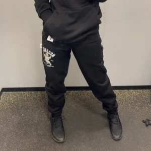 Hoodrich byxa  - Köpt men använde knappt, ungefär bara 5 ggr. Köpt för 700 säljer för 400 eller 300.