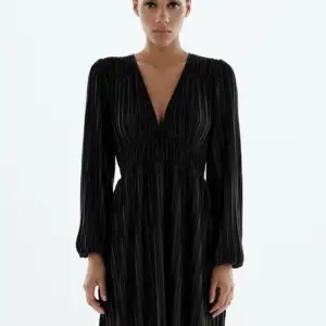 SÖKER! Denna skitsnygga svarta klänningen från zara i storlek S eller XS ( vet it vilka storlekar den kommer i )  Hör av er om ni säljer! 