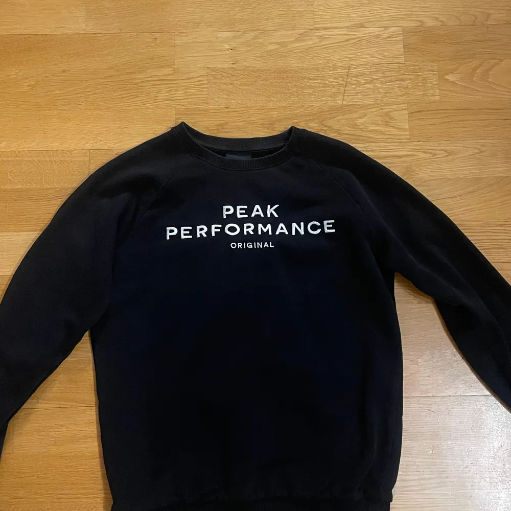 Säljer min Peak Performance tröja då den är för liten. Väldigt bra skick.. Tröjor & Koftor.