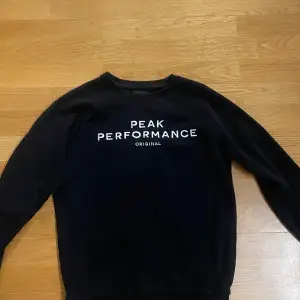 Säljer min Peak Performance tröja då den är för liten. Väldigt bra skick.