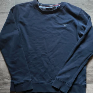 Gant sweatshirt  - Navy Blue Gant sweatshirt. Skick 9/10. 176cm 16 år.
