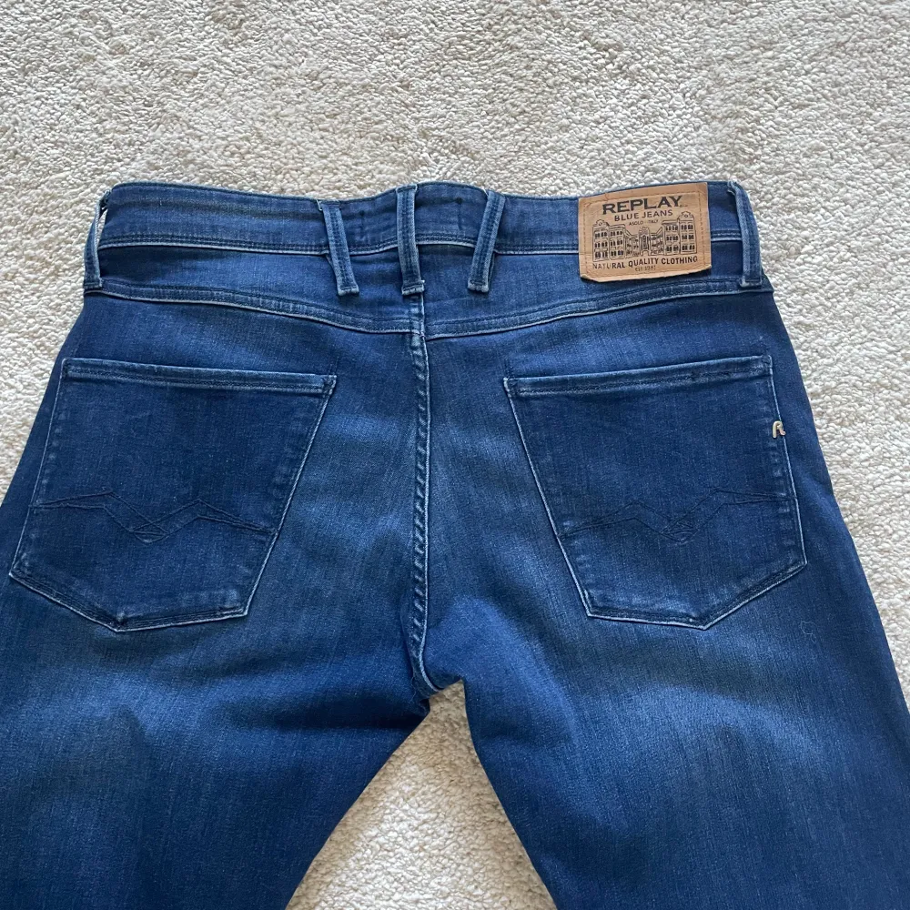 Säljer dessa snygga replay jeans i modellen anbass slimfit. Storlek 31/32 och dem är i ett fint skick. Hör av dig vid frågor eller funderingar! . Jeans & Byxor.