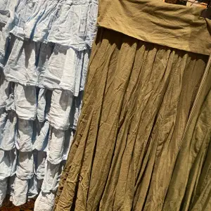 Jättefina kjolar i nyskick 🤎💙 🤎= Långkjol med vikt kant, jättefin lågmidjad! 💙= Lång volangkjol  1000kr/st