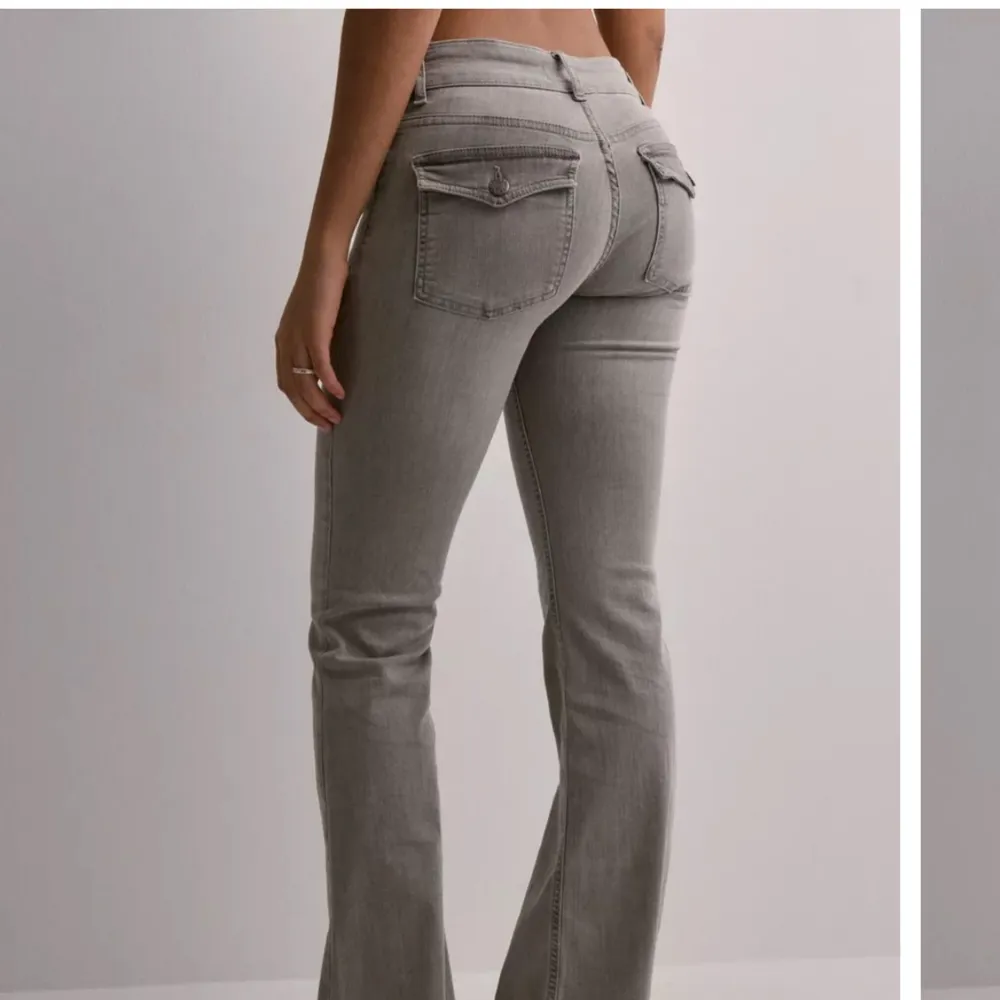 Säljer dessa populära lowrise jeans från Nelly som är helt slutsålda i storleken. Helt nya endast provade🌸. Jeans & Byxor.