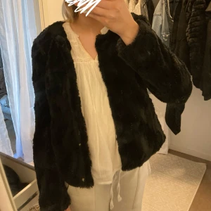 Söt jacka - Jättesöt jacka ifrån Vero Moda som jag inte använder länge! 💗 Använd ett par gånger!  Står M men jag skulle säga att den även passar S! 🫶🏼