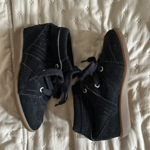 Isabel Marant Bobby - Isabel Marant sneaker i Bobby modell. Storlek 39 men passar en 38. Låda och dustbag finns! Aldrig använda