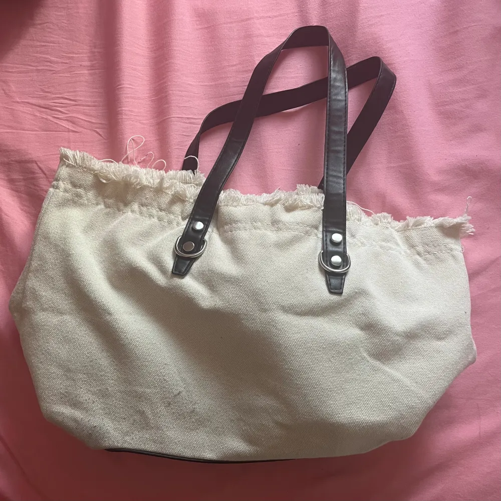 Supersnygg ljus beige/vit Hello Kitty väska, köpt utomlands! Har använts väl så den HAR missfärgningar/fläckar, går säkert att få bort om man vet hur man tvättar rätt 🌟 240 kr + frakt! Tar inte Swish för denna, bara Köp Nu ✨. Väskor.