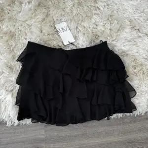 Volang kjol från zara, helt ny med prislappen kvar.  Helt slutsåld på hemsidan!