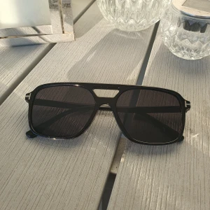 Solglasögon  - Riktigt snygga solglasögon!  som passar utmärkt nu till sommaren. Har du frågor eller funderingar är det bara att höra av dig!😀