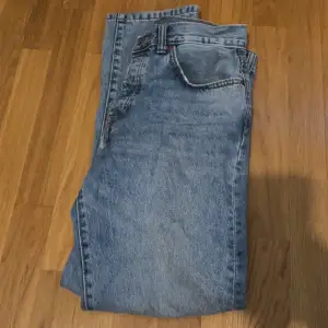 Säljer ett par snygga zara jeans i fint skick, storlek W32 L32