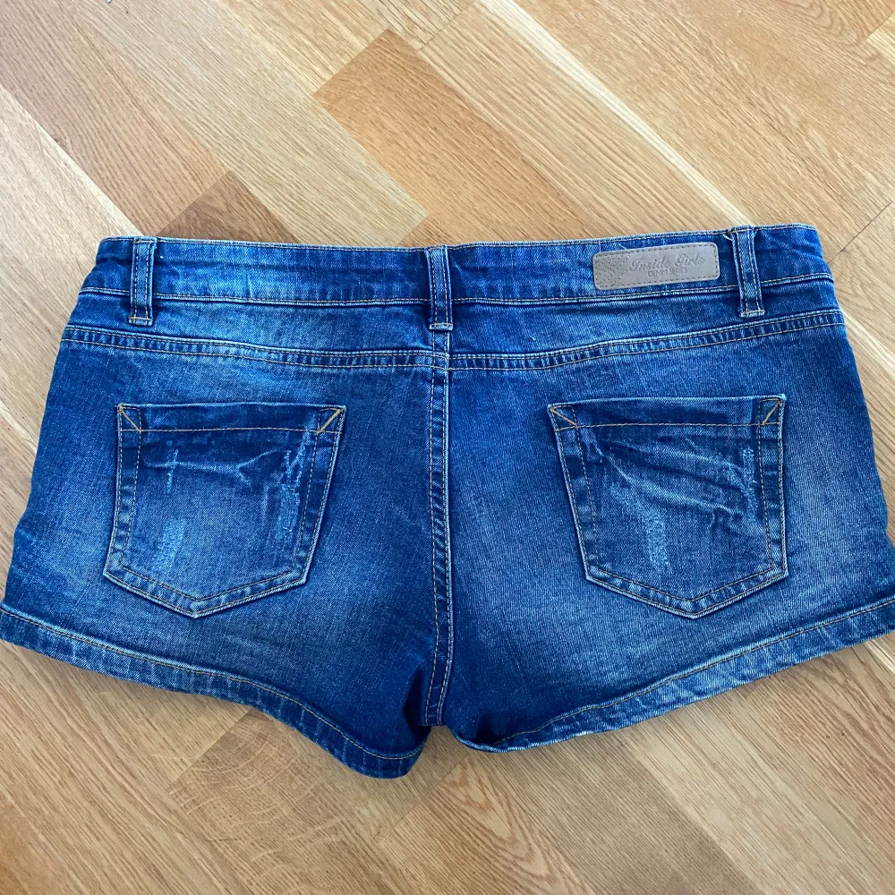 Lågmidjade jeansshorts i jättebra skick!💞. Shorts.