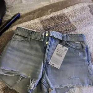 Jättefina oanvända zara jeansshorts med prislapp kvar, Lågmidjade i storlek 34. Populära och slutsålda online 